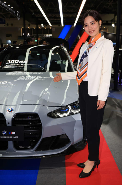 「TOKYO AUTO SALON 2024」でBMWのブースを彩るコンパニオン（撮影・浅見桂子）