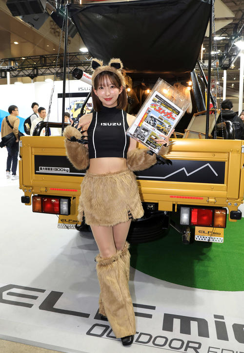 「TOKYO AUTO SALON 2024」でイスズのブースを彩るコンパニオン（撮影・浅見桂子）