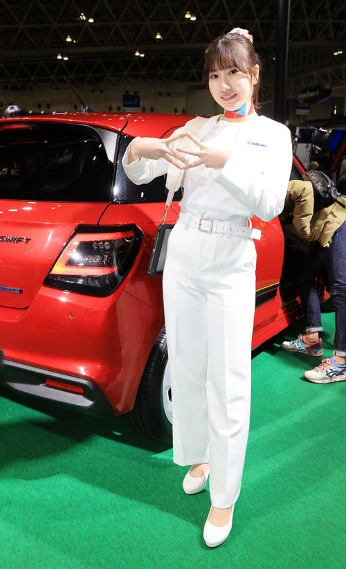「TOKYO AUTO SALON 2024」でスズキのブースを彩るコンパニオン（撮影・浅見桂子）