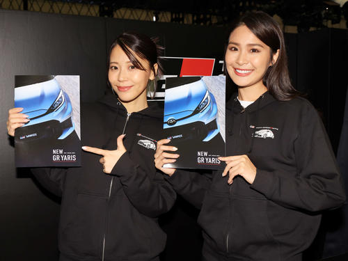 「TOKYO AUTO SALON 2024」でトヨタのブースを彩るコンパニオン（撮影・浅見桂子）