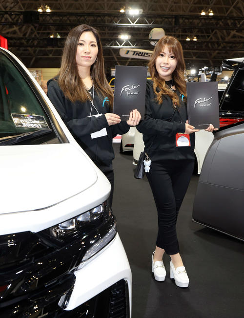 「TOKYO AUTO SALON 2024」で各ブースを彩るコンパニオンたち（撮影・浅見桂子）