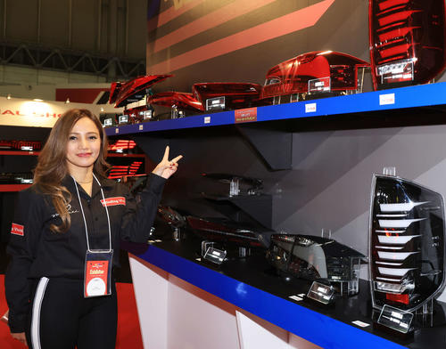 「TOKYO AUTO SALON 2024」で各ブースを彩るコンパニオン（撮影・浅見桂子）