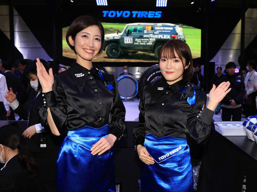 「TOKYO AUTO SALON 2024」でTOYOタイヤのブースを彩るコンパニオン（撮影・浅見桂子）