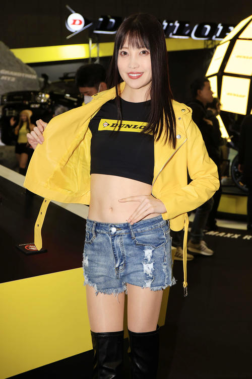 「TOKYO AUTO SALON 2024」でダンロップのブースを彩るコンパニオン（撮影・浅見桂子）