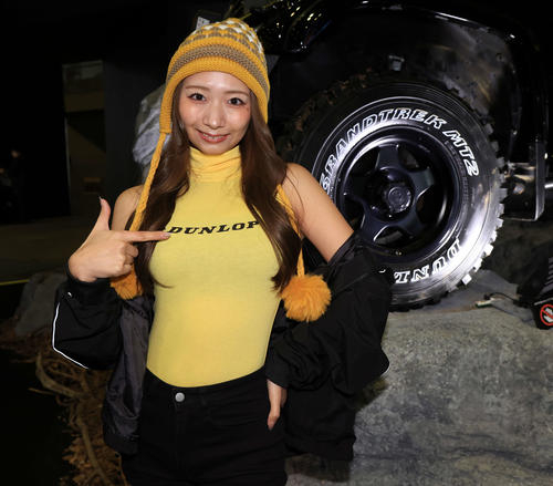 「TOKYO AUTO SALON 2024」でダンロップのブースを彩るコンパニオン（撮影・浅見桂子）