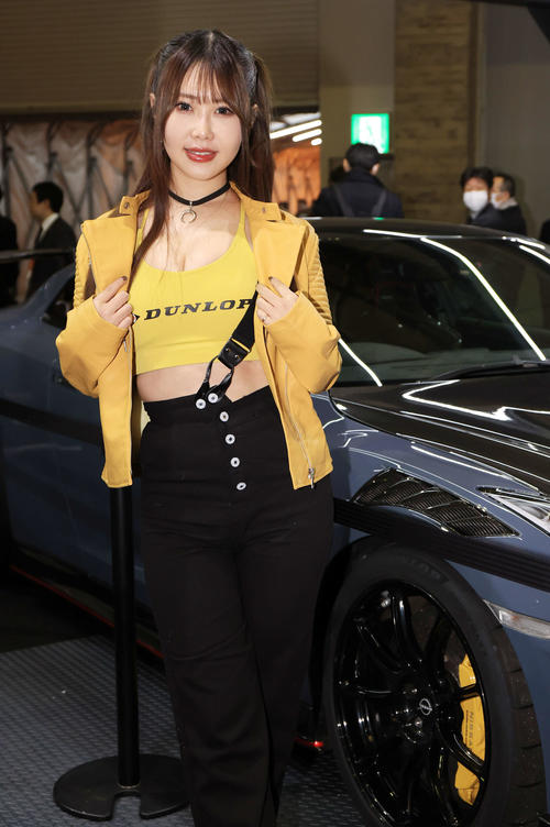 「TOKYO AUTO SALON 2024」でダンロップのブースを彩るコンパニオン（撮影・浅見桂子）