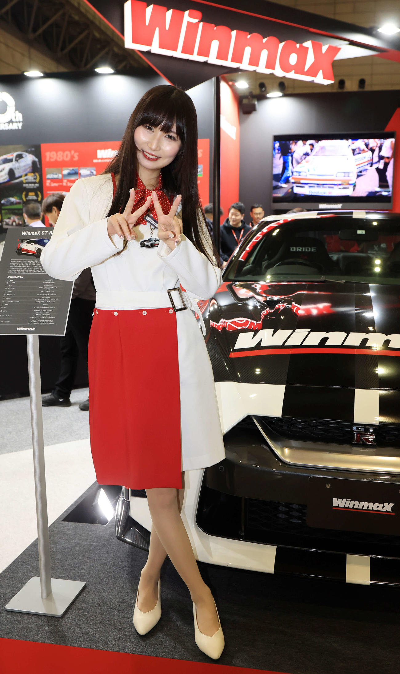 「TOKYO AUTO SALON 2024」で各ブースを彩るコンパニオン（撮影・浅見桂子）