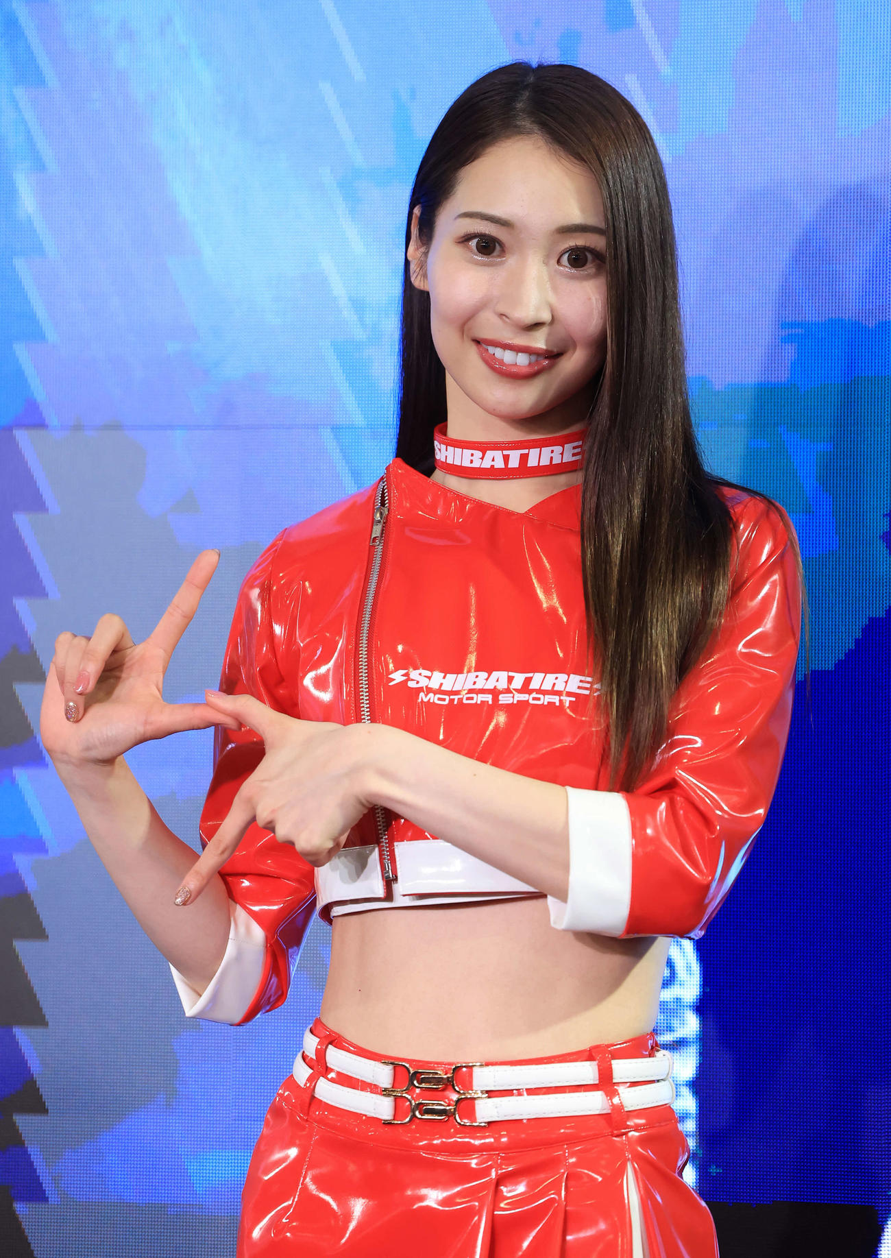 「TOKYO AUTO SALON 2024」で各ブースを彩るコンパニオン（撮影・浅見桂子）