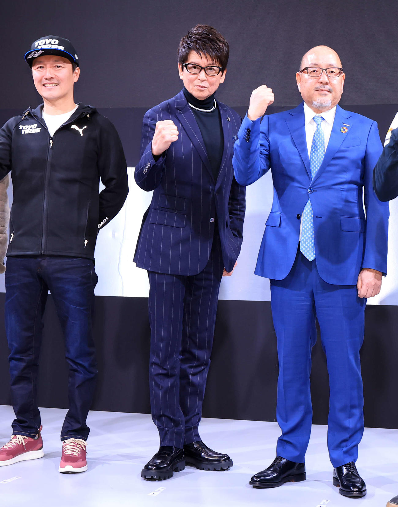 「TOKYO AUTO SALON 2024」でTOYOタイヤのイベントに登場した哀川翔（中央）（撮影・浅見桂子）