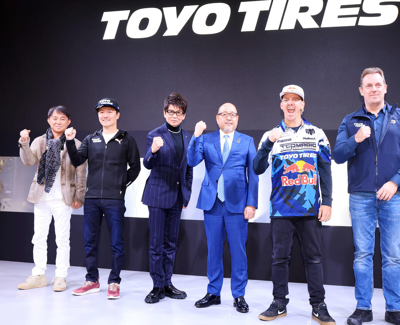 「TOKYO AUTO SALON 2024」でTOYOタイヤのイベントに登場した哀川翔（左から3人目）（撮影・浅見桂子）