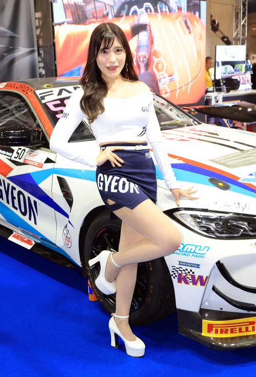 「TOKYO AUTO SALON 2024」で各ブースを彩るコンパニオン（撮影・浅見桂子）