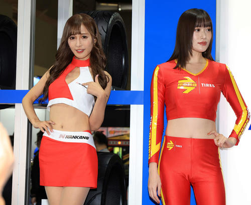 「TOKYO AUTO SALON 2024」で各ブースを彩るコンパニオン（撮影・浅見桂子）