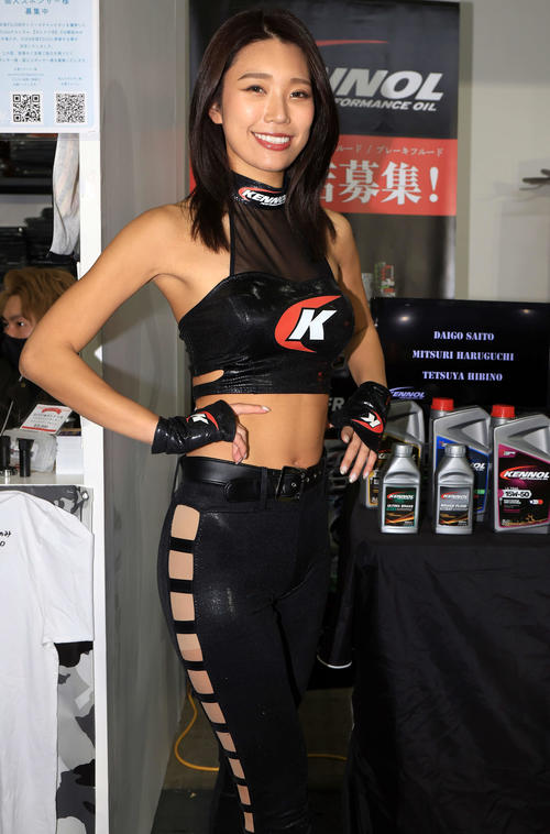 「TOKYO AUTO SALON 2024」で各ブースを彩るコンパニオン（撮影・浅見桂子）