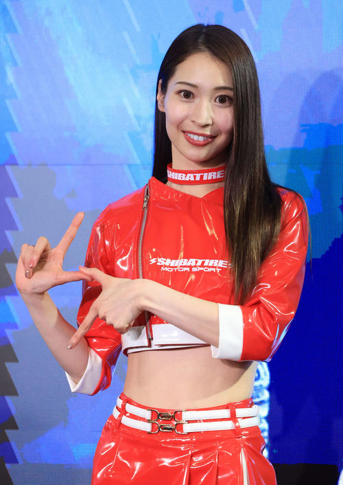 「TOKYO AUTO SALON 2024」で各ブースを彩るコンパニオン（撮影・浅見桂子）