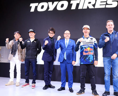 「TOKYO AUTO SALON 2024」でTOYOタイヤのイベントに登場した哀川翔（左から3人目）（撮影・浅見桂子）