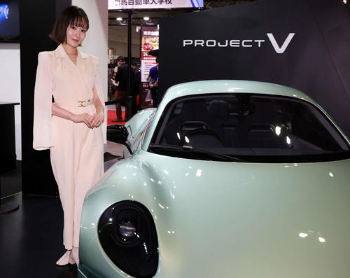 「TOKYO AUTO SALON 2024」で各ブースを彩るコンパニオン（撮影・浅見桂子）