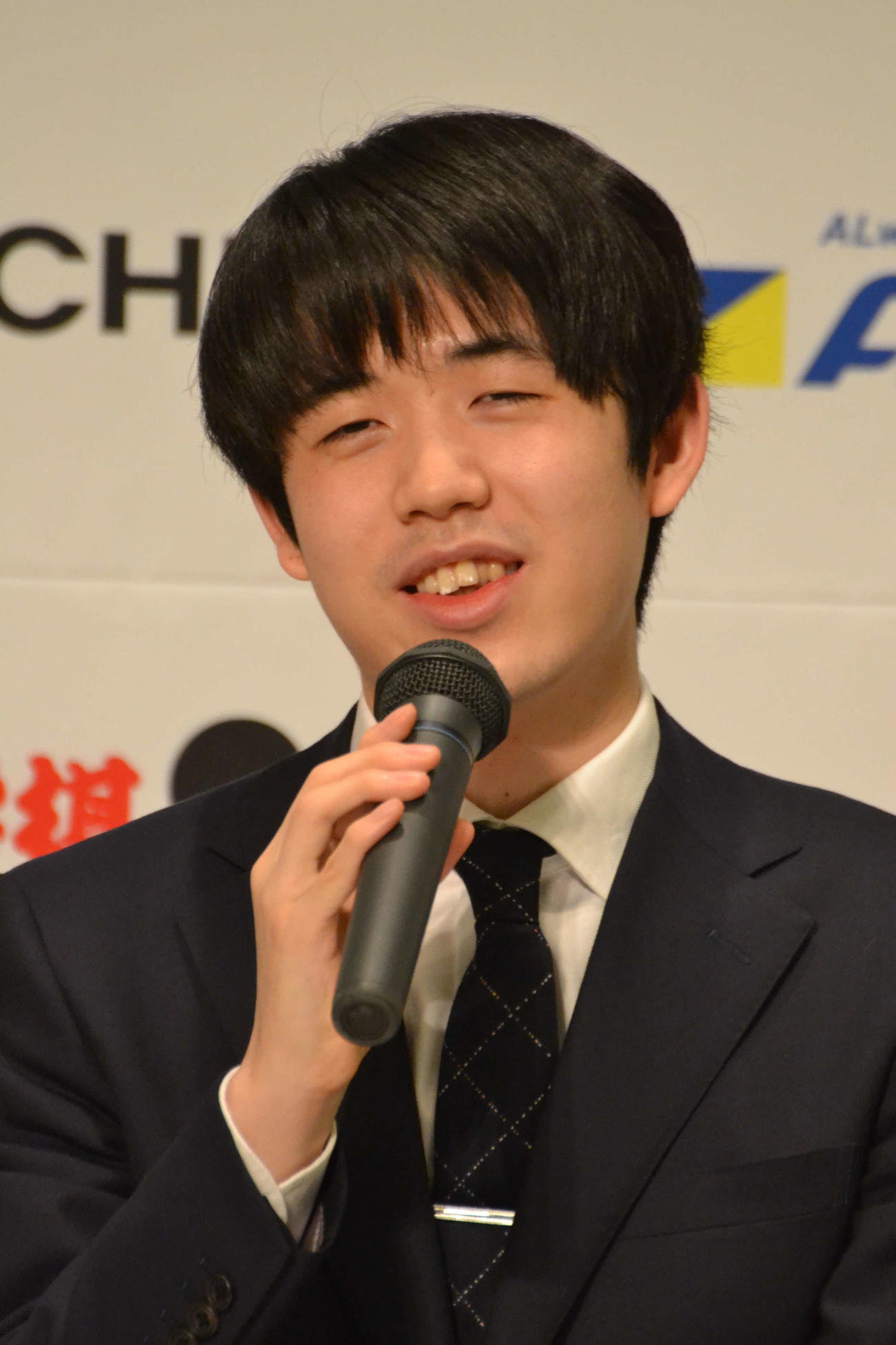 藤井聡太王将（2024年1月6日撮影）