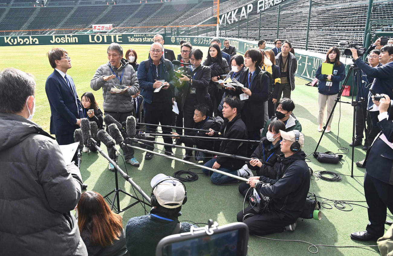 報道陣の質問に答える日本将棋連盟会長・羽生善治（撮影・石井愛子）