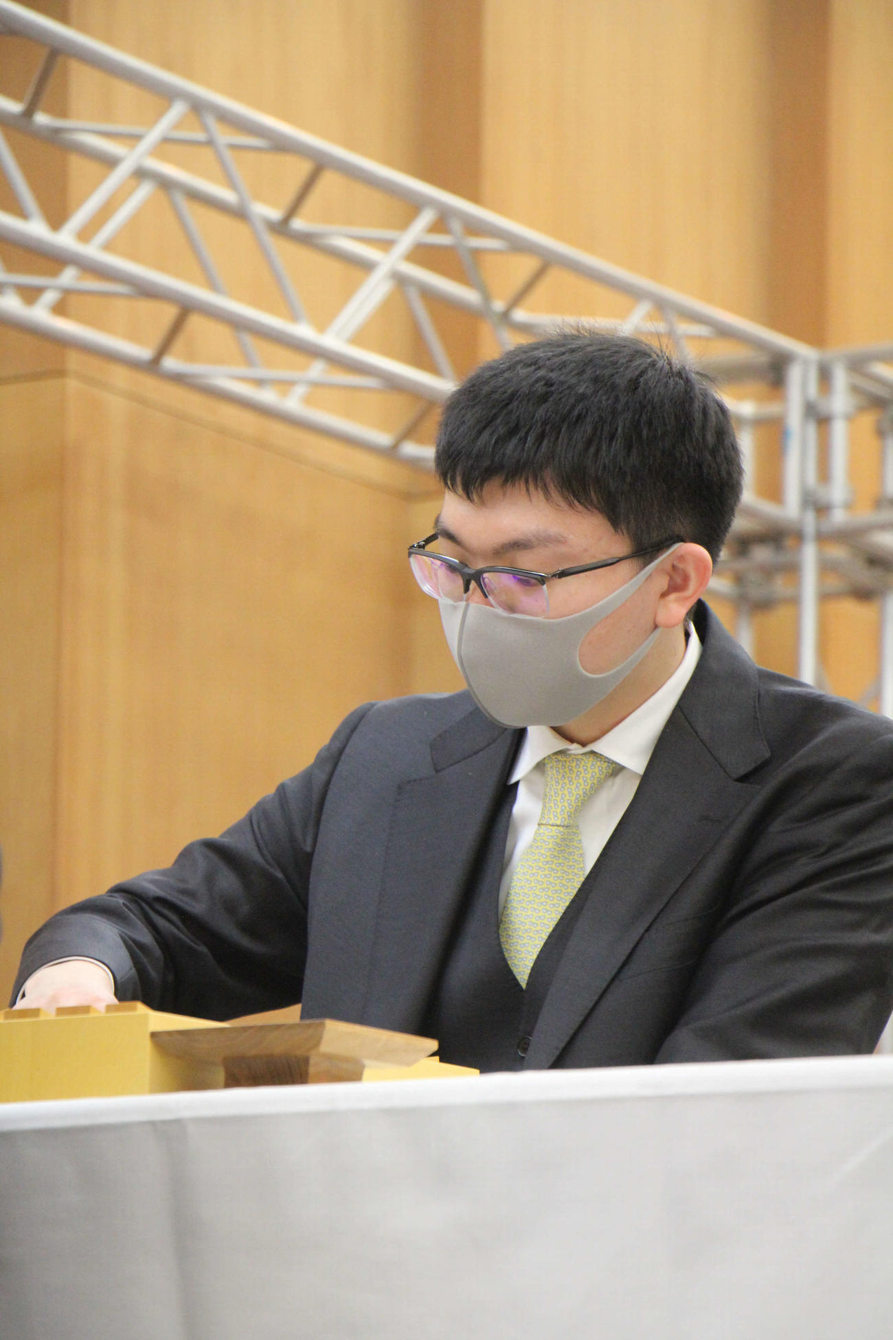 1回戦で高見泰地七段との千日手指し直し局を制して準々決勝進出を果たした永瀬拓矢九段（日本将棋連盟提供）