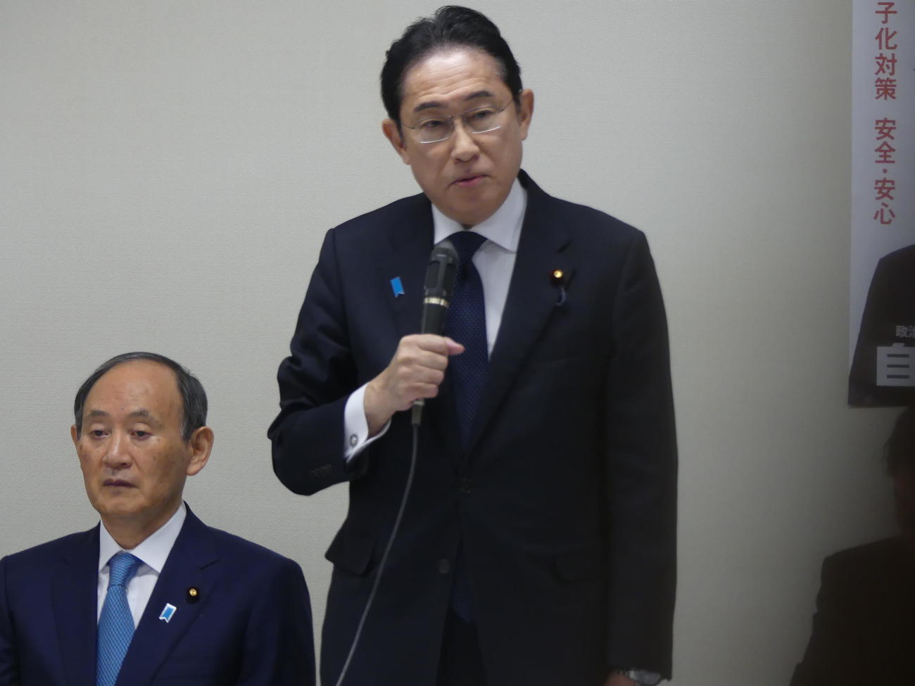 岸田文雄首相。左は菅義偉前首相（2024年1月11日撮影）