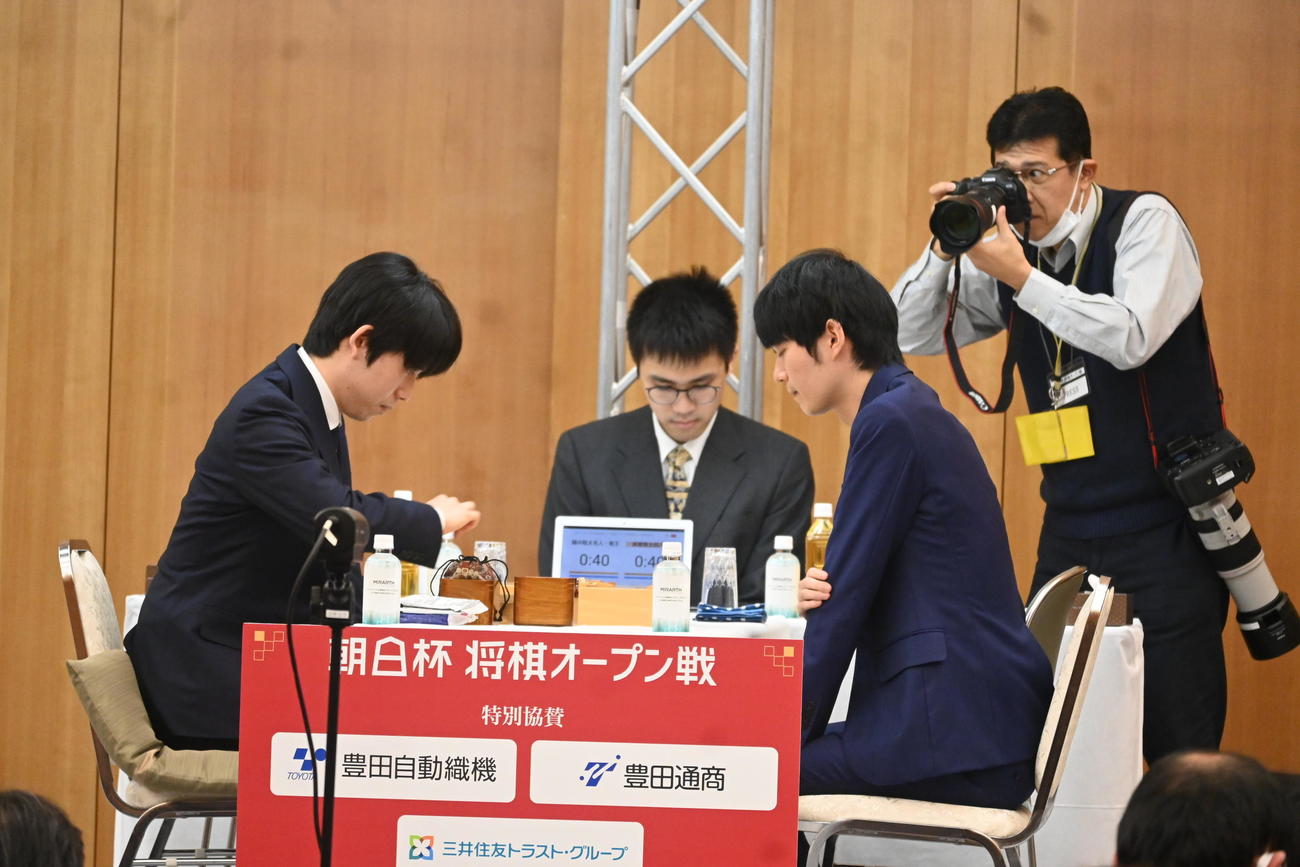 第17回朝日杯将棋オープン戦本戦トーナメント1回戦に登場した藤井聡太竜王（左）、斎藤慎太郎八段（撮影・松浦隆司）
