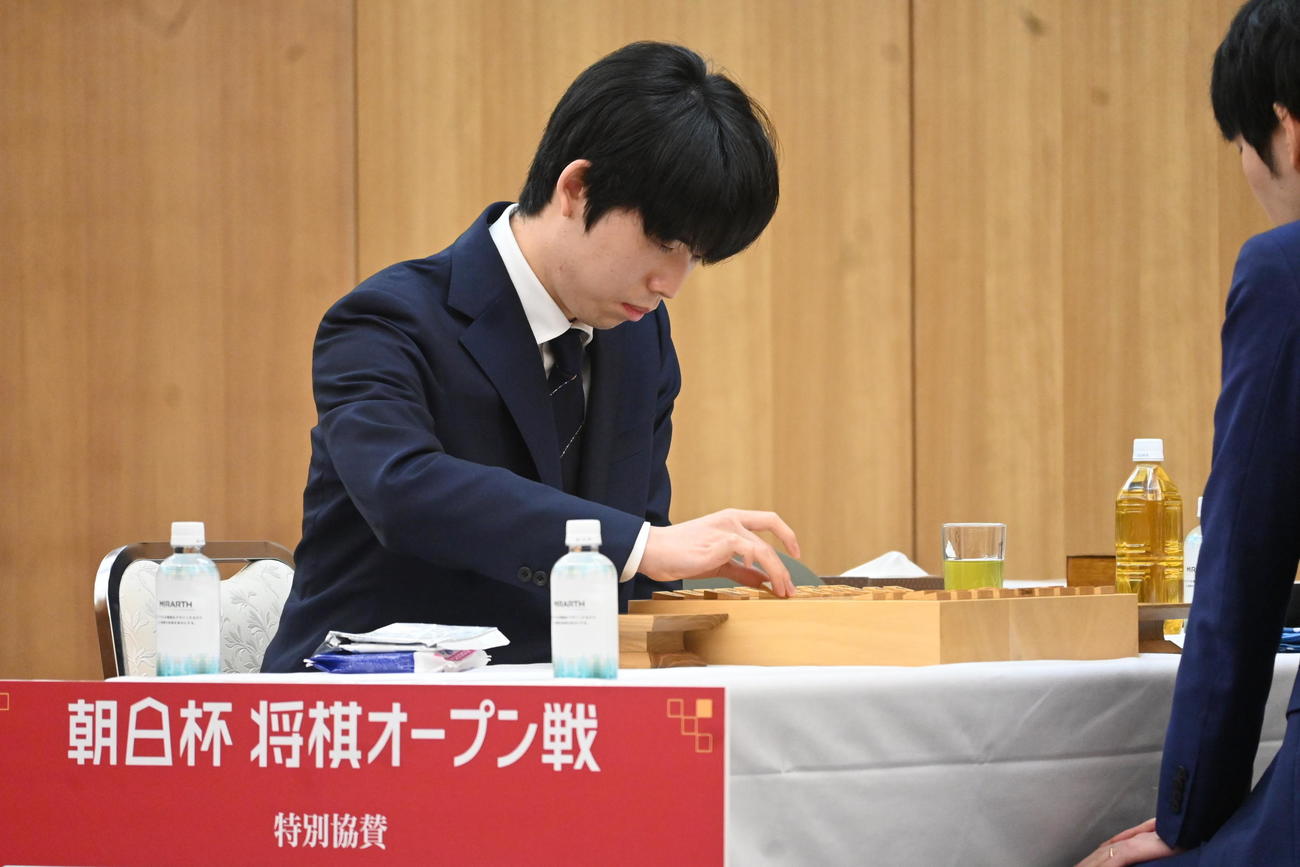 第17回朝日杯将棋オープン戦本戦トーナメント1回戦に登場した藤井聡太竜王（撮影・松浦隆司）
