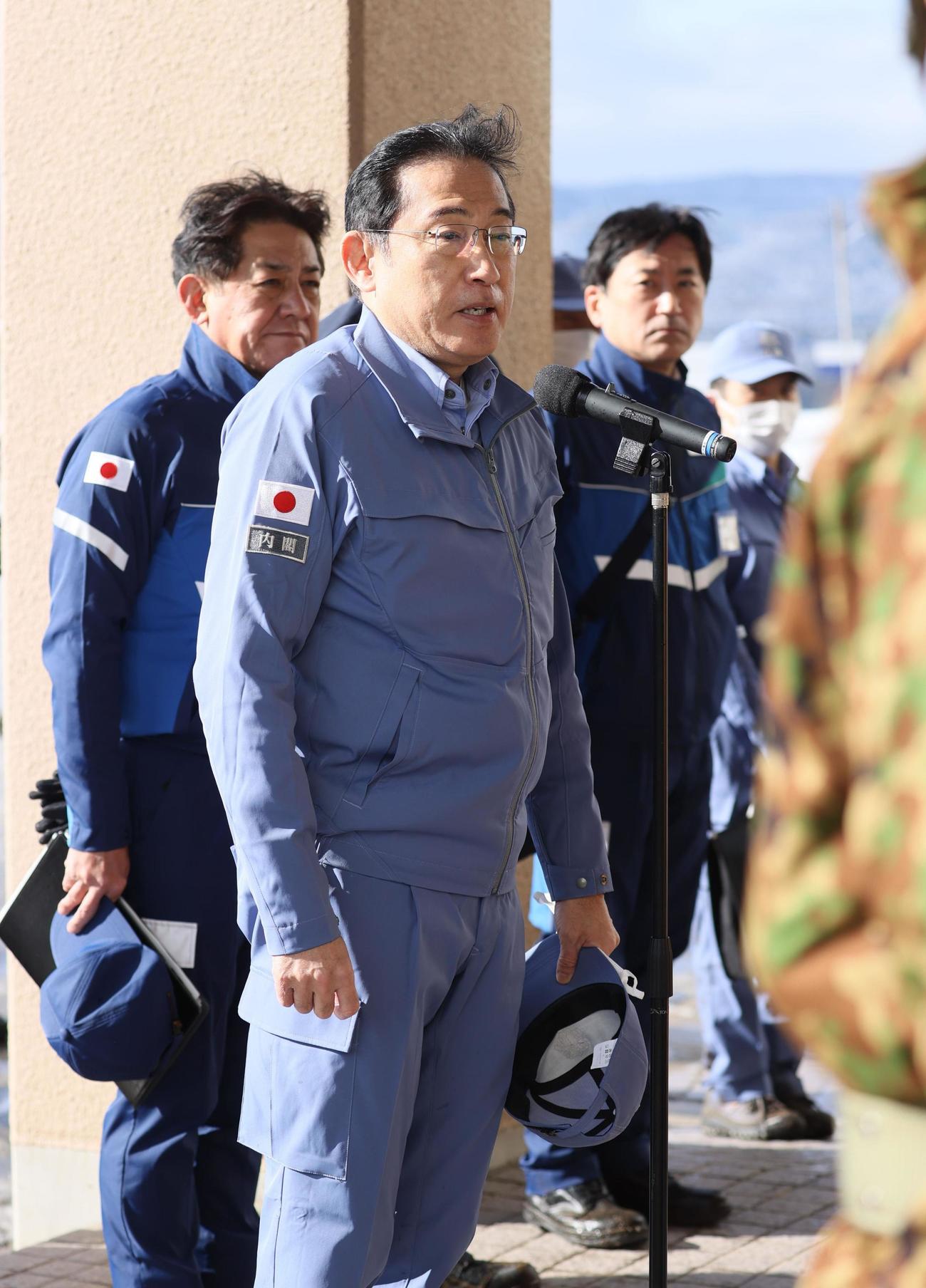 被災地視察のため航空自衛隊輪島分屯基地に到着し、自衛隊員らを激励する岸田首相＝14日午前、石川県輪島市（代表撮影）