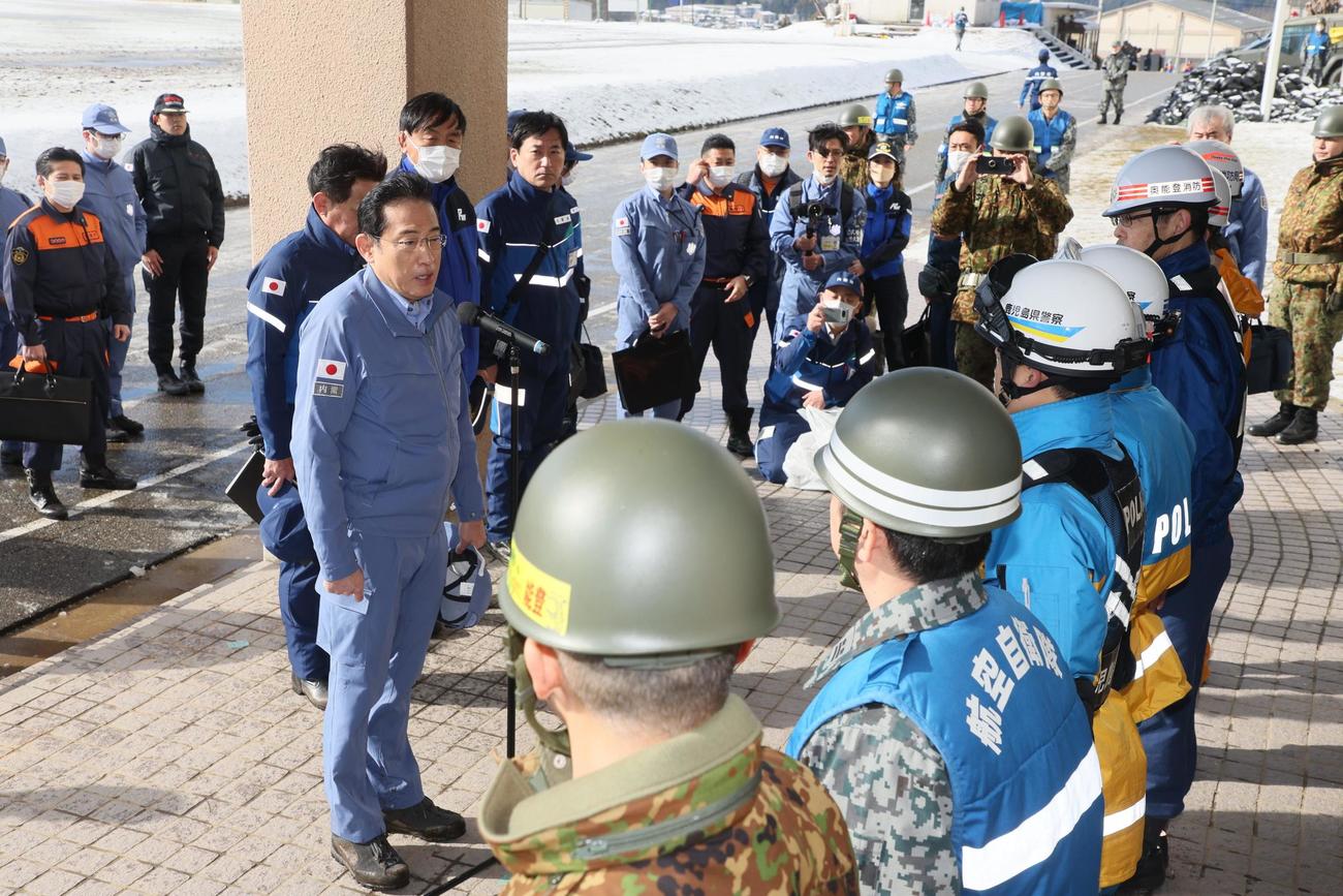 被災地視察のため航空自衛隊輪島分屯基地に到着し、自衛隊員らを激励する岸田首相（左手前）＝14日午前、石川県輪島市（代表撮影）
