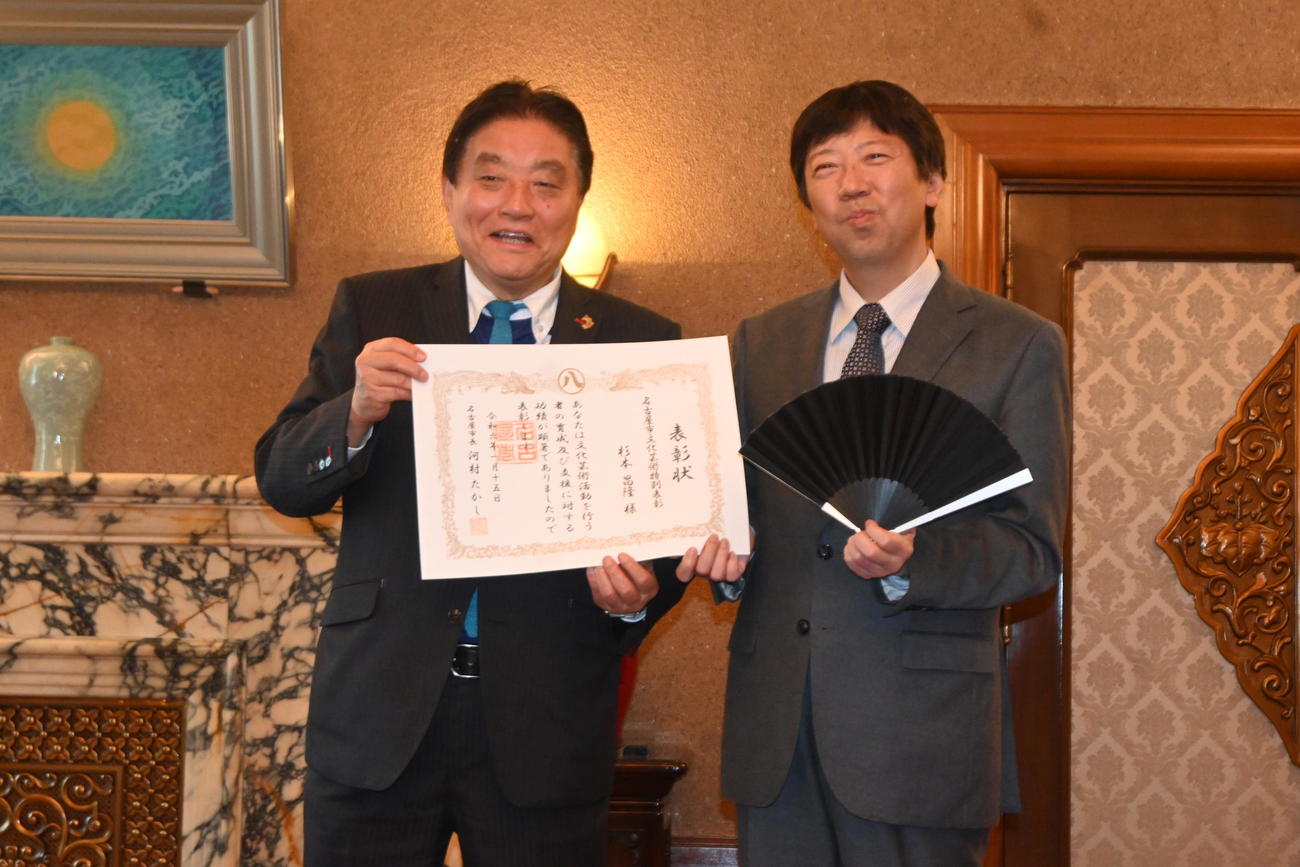名古屋市文化芸術特別表彰「金シャチ賞」の表彰式に出席した杉本昌隆八段（右）、河村たかし市長（撮影・松浦隆司）