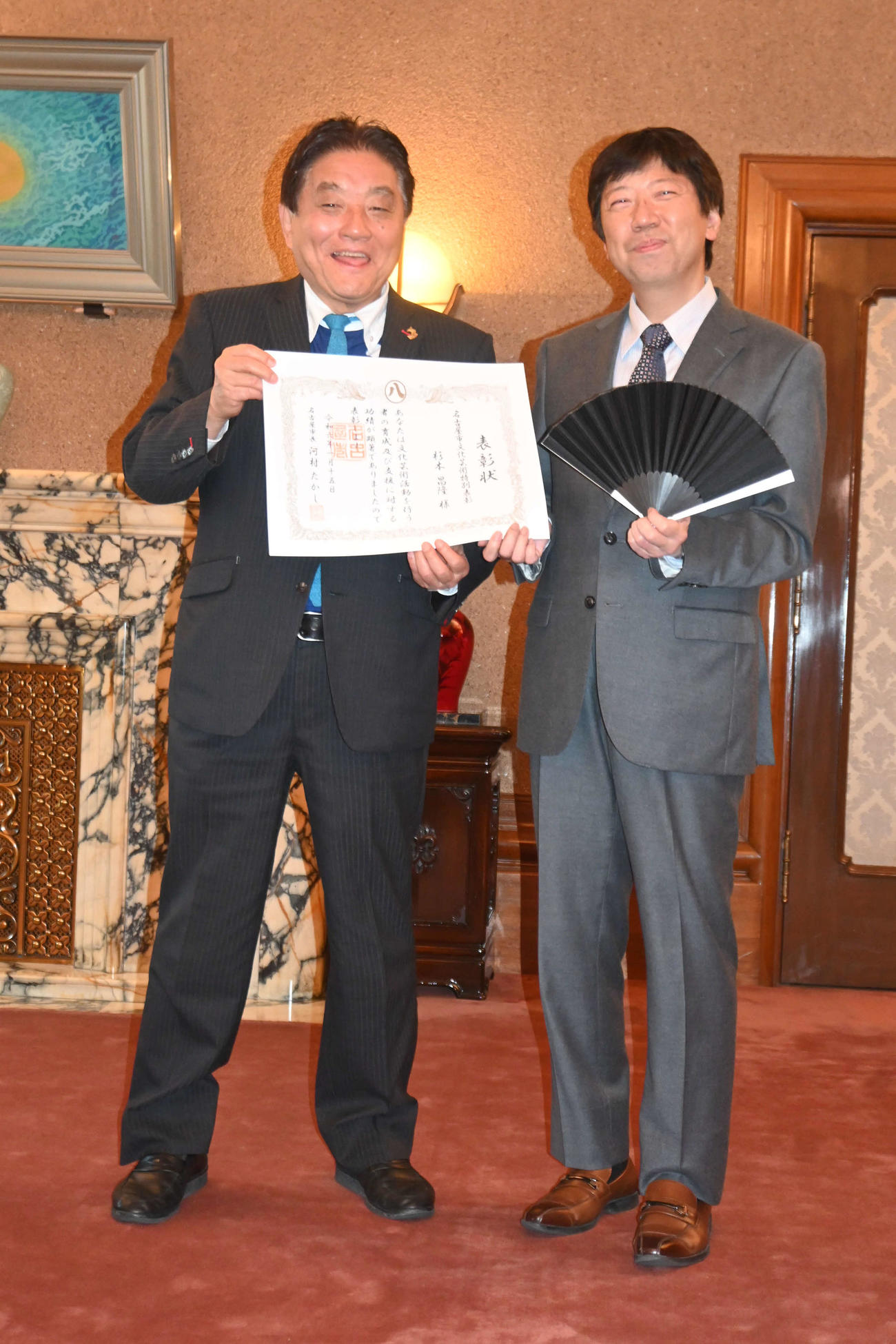 名古屋市文化芸術特別表彰「金シャチ賞」の表彰式に出席した杉本昌隆八段（右）、河村たかし市長（撮影・松浦隆司）