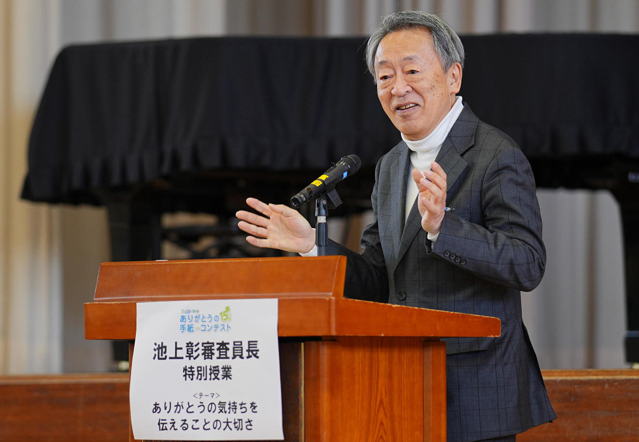 生徒たちに特別授業を行う池上彰氏（撮影・垰建太）
