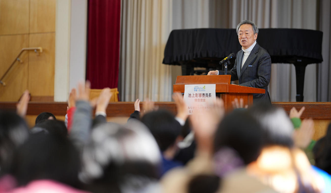 生徒たちに特別授業を行う池上彰氏（撮影・垰建太）