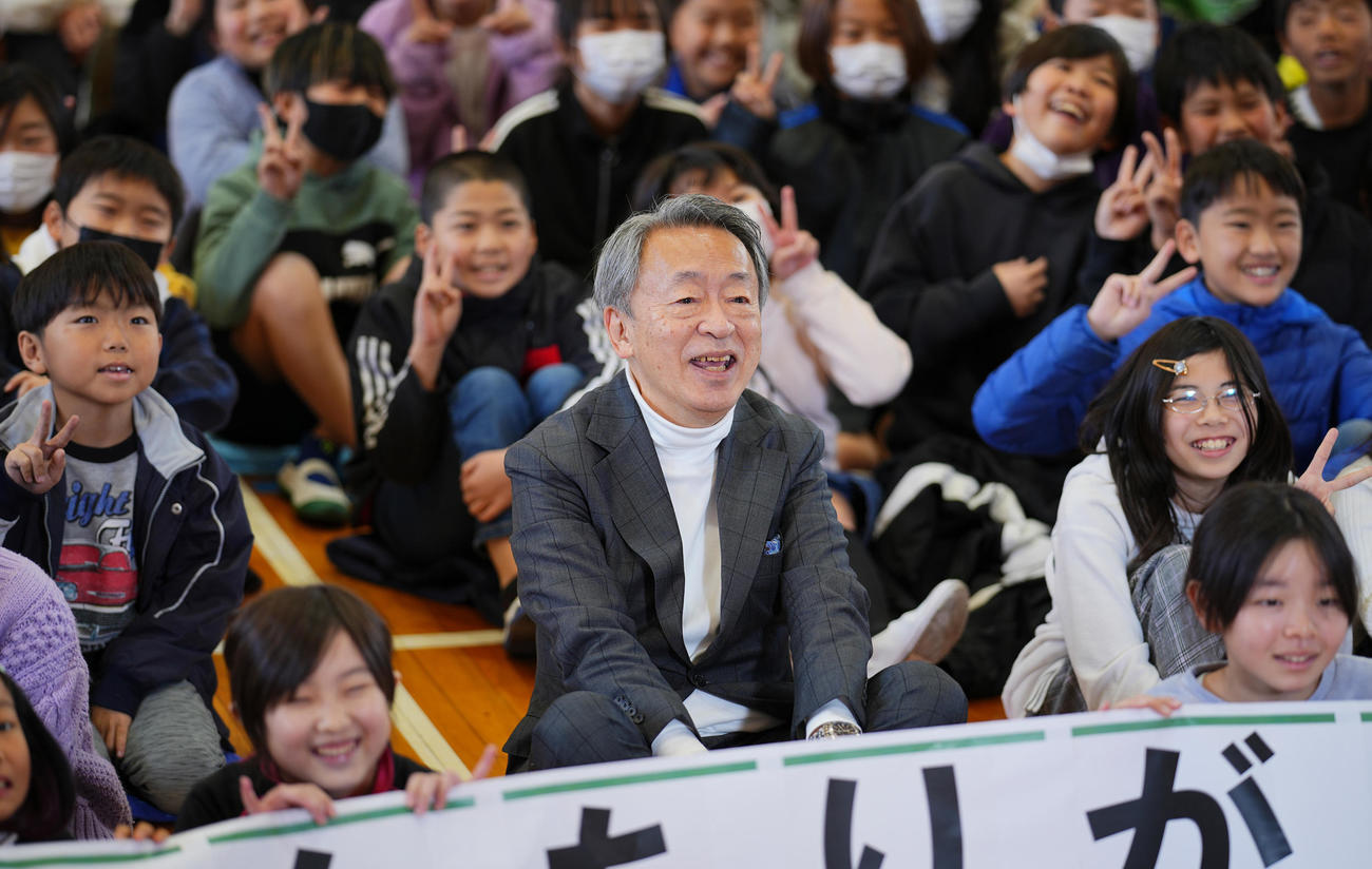 特別授業を終え生徒たちと記念写真に納まる池上彰氏（中央）（撮影・垰建太）