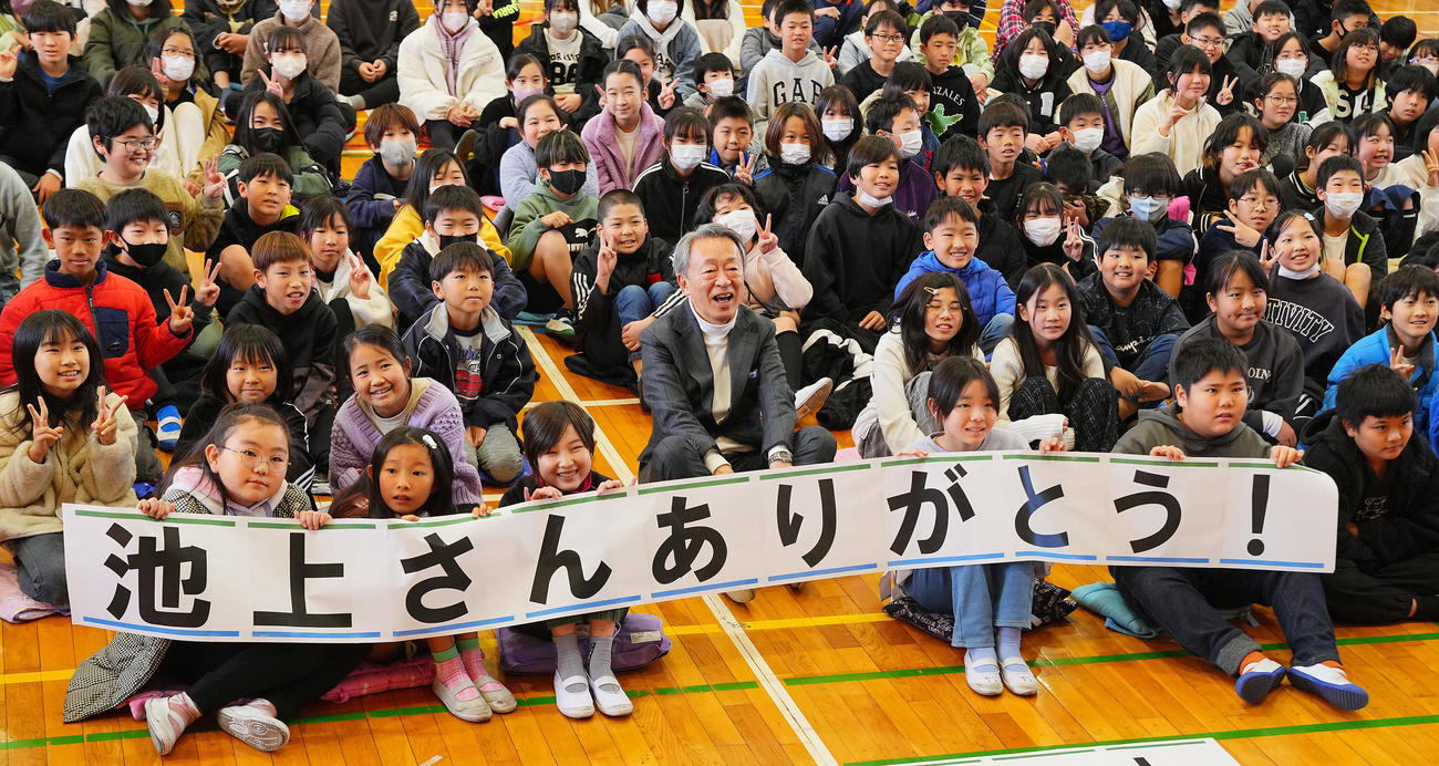 特別授業を終え生徒たちと記念写真に納まる池上彰氏（中央）（撮影・垰建太）