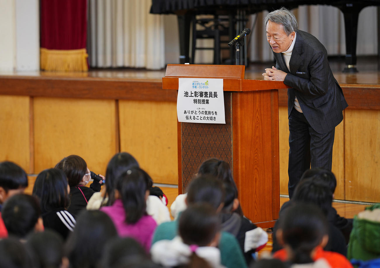 生徒たちに特別授業を行う池上彰氏（撮影・垰建太）