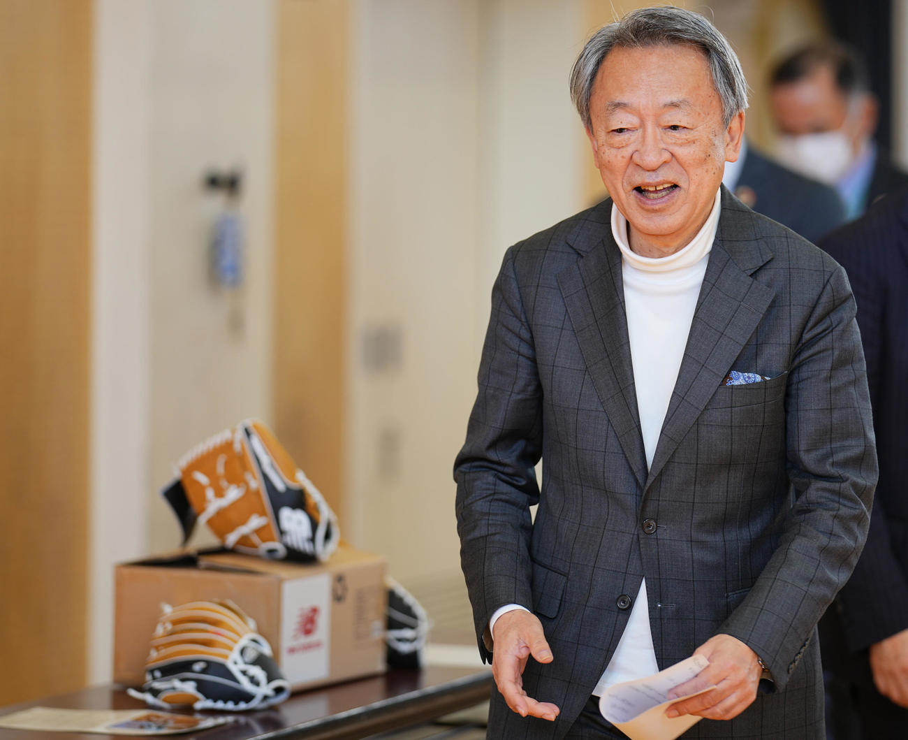 特別授業の前、ドジャース大谷から金目小学校に贈られたグラブを見て笑顔を見せる池上彰氏（右）（撮影・垰建太）