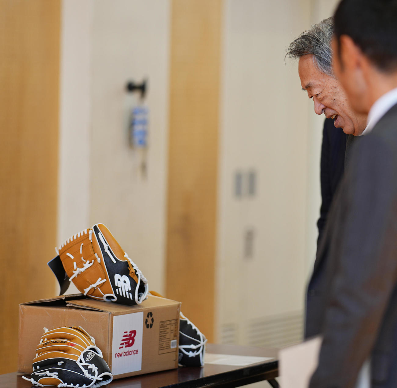特別授業の前、ドジャース大谷から金目小学校に贈られたグラブを笑顔で見つめる池上彰氏（右）（撮影・垰建太）