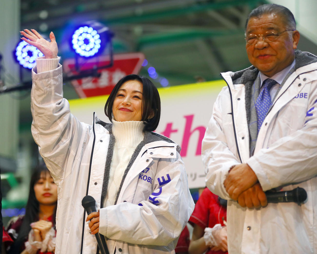 神戸震災復興フリーライブONEHEARTに出演する酒井法子（左）と掛布雅之氏（撮影・上山淳一）