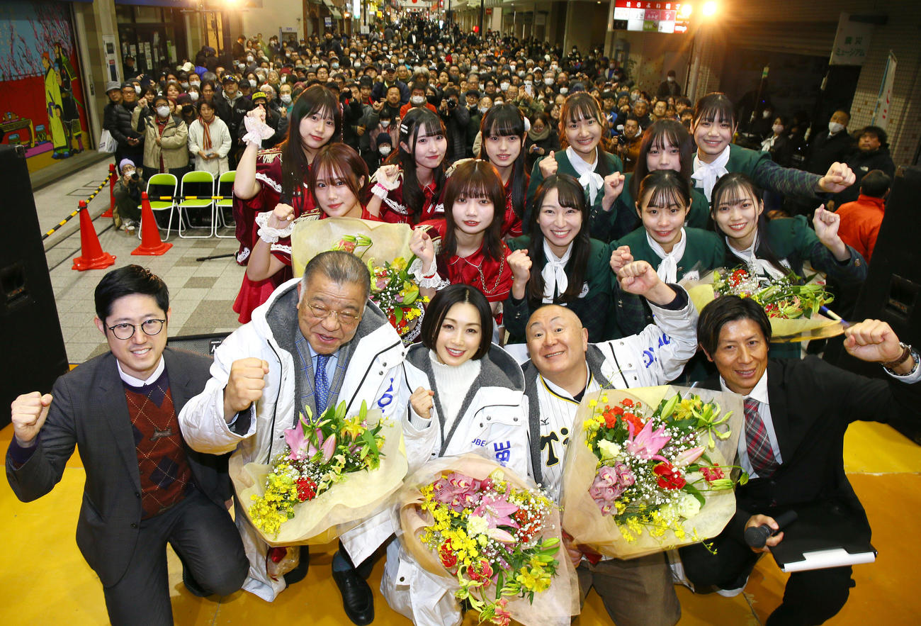 神戸震災復興フリーライブONEHEARTで記念撮影する、左から司会の寺島啓太氏、掛布雅之氏、酒井法子、松村邦洋、阪神OB的場寛一氏（撮影・上山淳一）