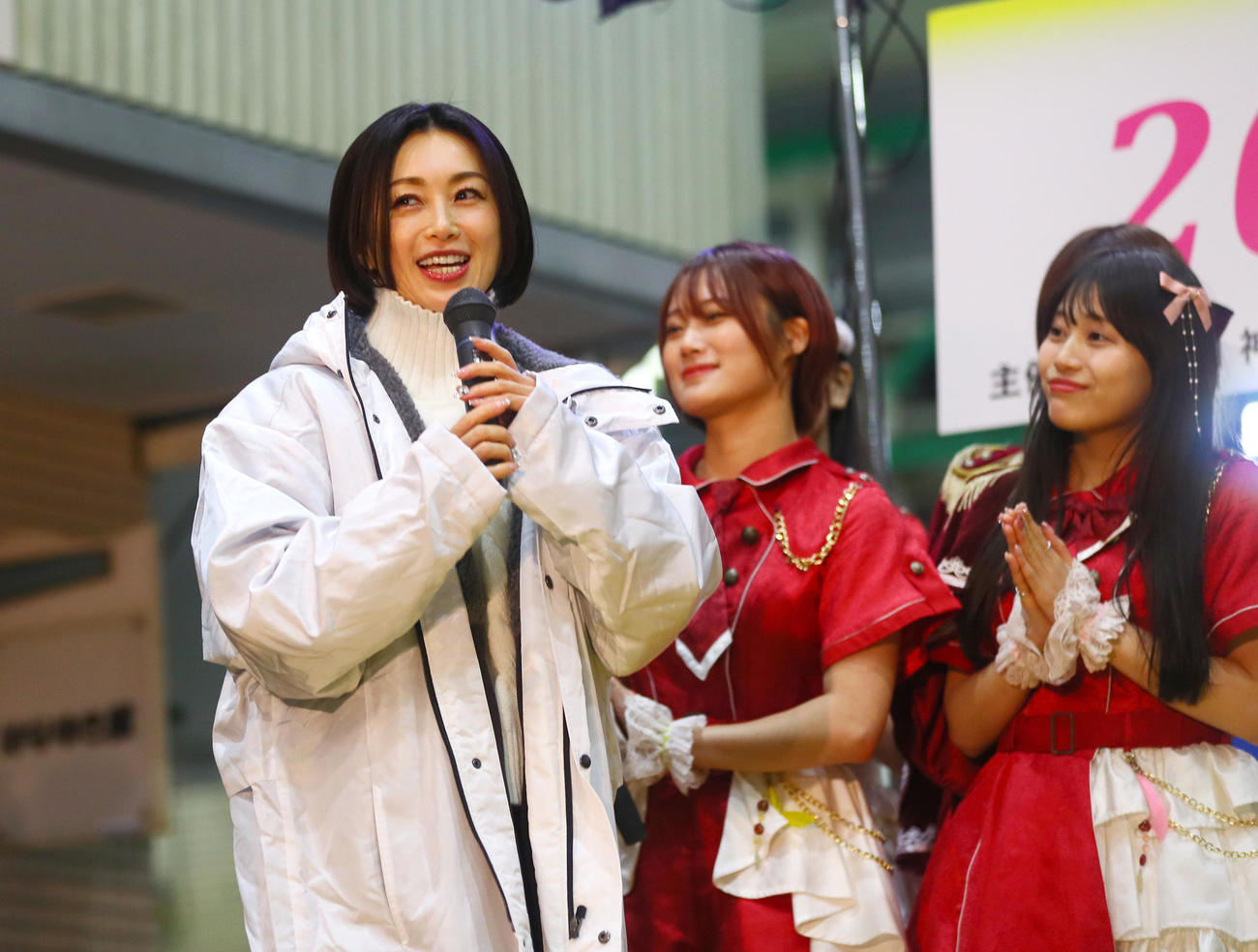 神戸震災復興フリーライブONEHEARTに出演する酒井法子（撮影・上山淳一）