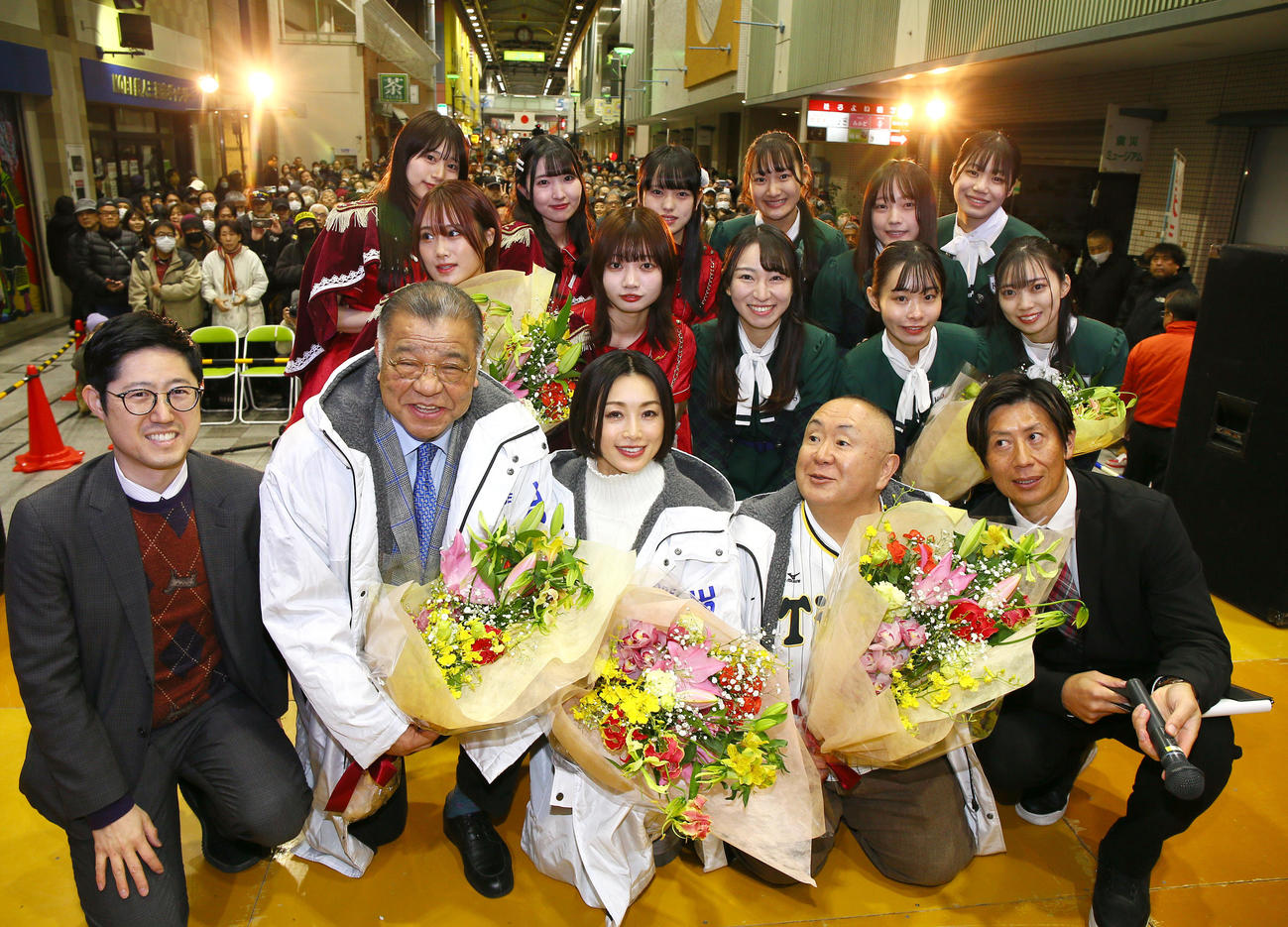 神戸震災復興フリーライブONEHEARTで記念撮影する、左から司会の寺島啓太氏、掛布雅之氏、酒井法子、松村邦洋、阪神OB的場寛一氏（撮影・上山淳一）