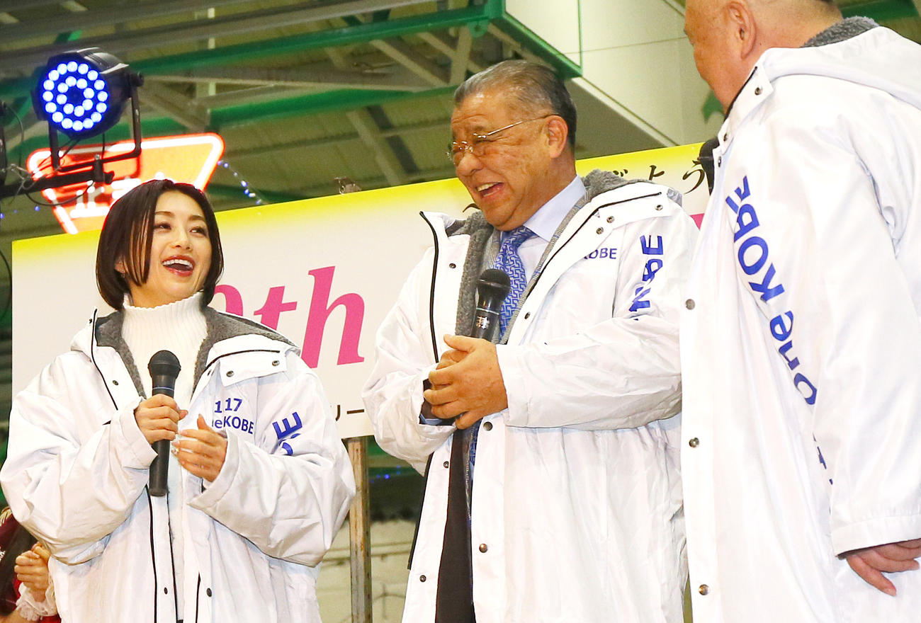 神戸震災復興フリーライブで笑顔を見せる酒井法子（左）と掛布雅之氏（撮影・上山淳一）