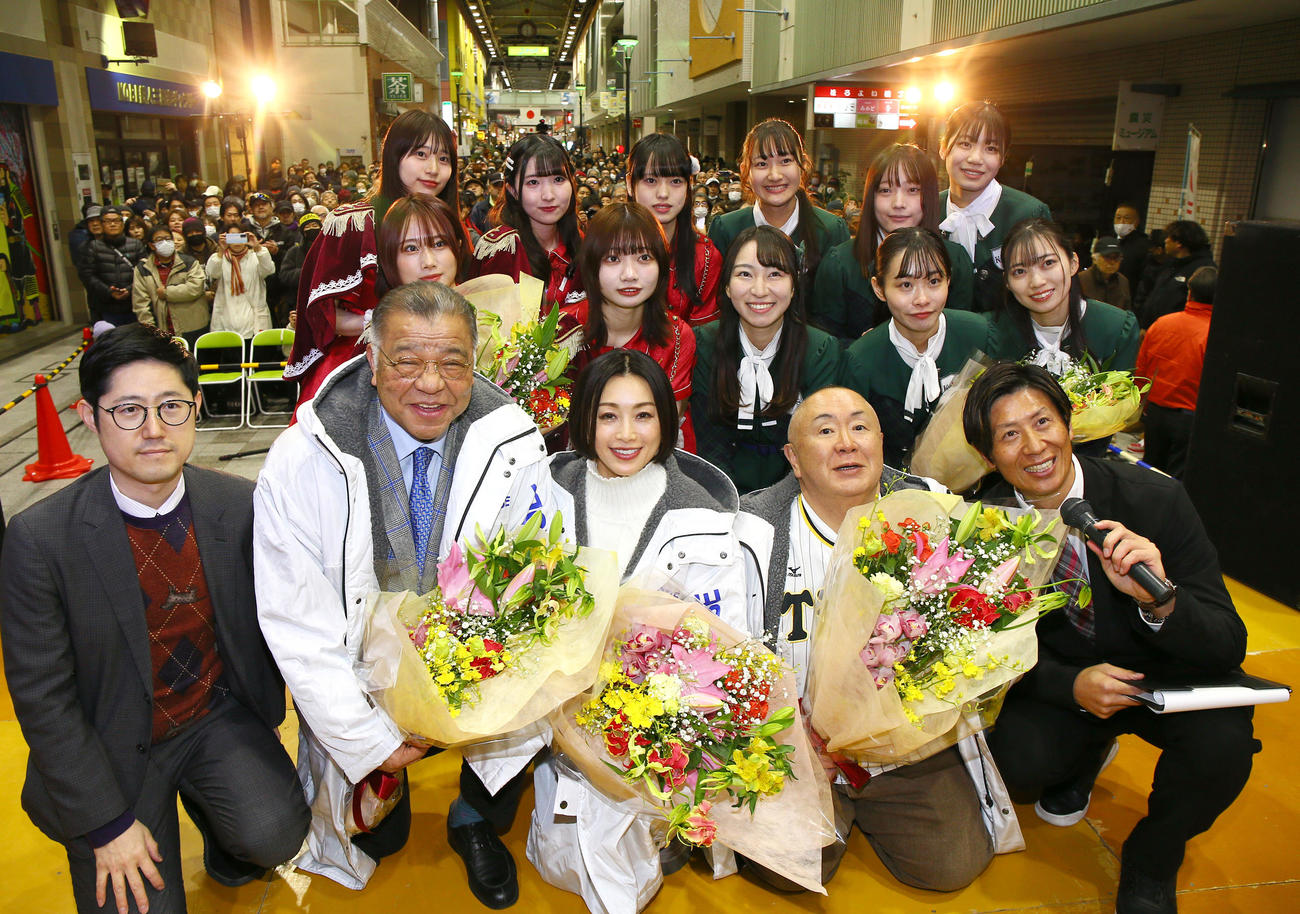 神戸震災復興フリーライブONEHEARTで記念撮影する、左から司会の寺島啓太氏、掛布雅之氏、酒井法子、松村邦洋、阪神OB的場寛一氏（撮影・上山淳一）