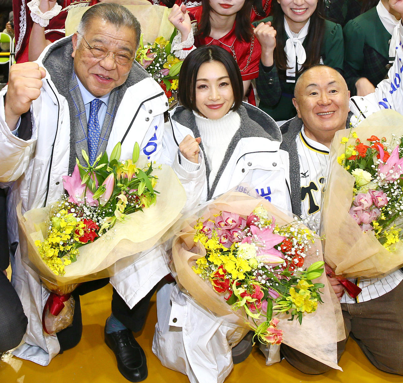 神戸震災復興フリーライブで笑顔を見せる、左から掛布雅之氏、酒井法子、松村邦洋（撮影・上山淳一）