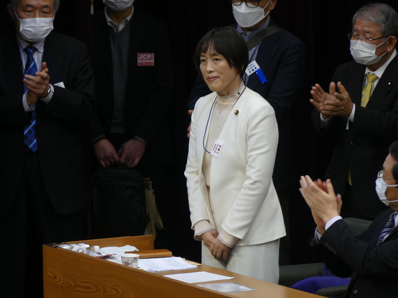 新しい共産党委員長に選ばれ、立ち上がってあいさつする田村智子委員長（撮影・中山知子）