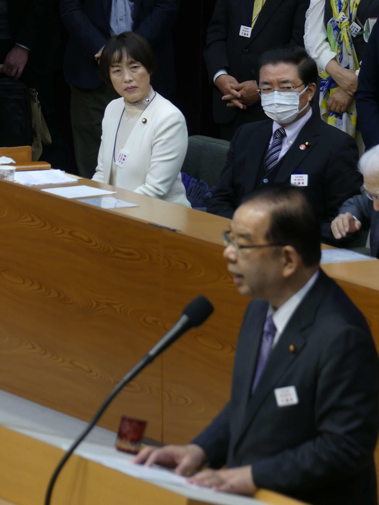 共産党大会で、志位和夫前委員長（手前）の閉会のあいさつを聞く田村知子新委員長（撮影・中山知子）