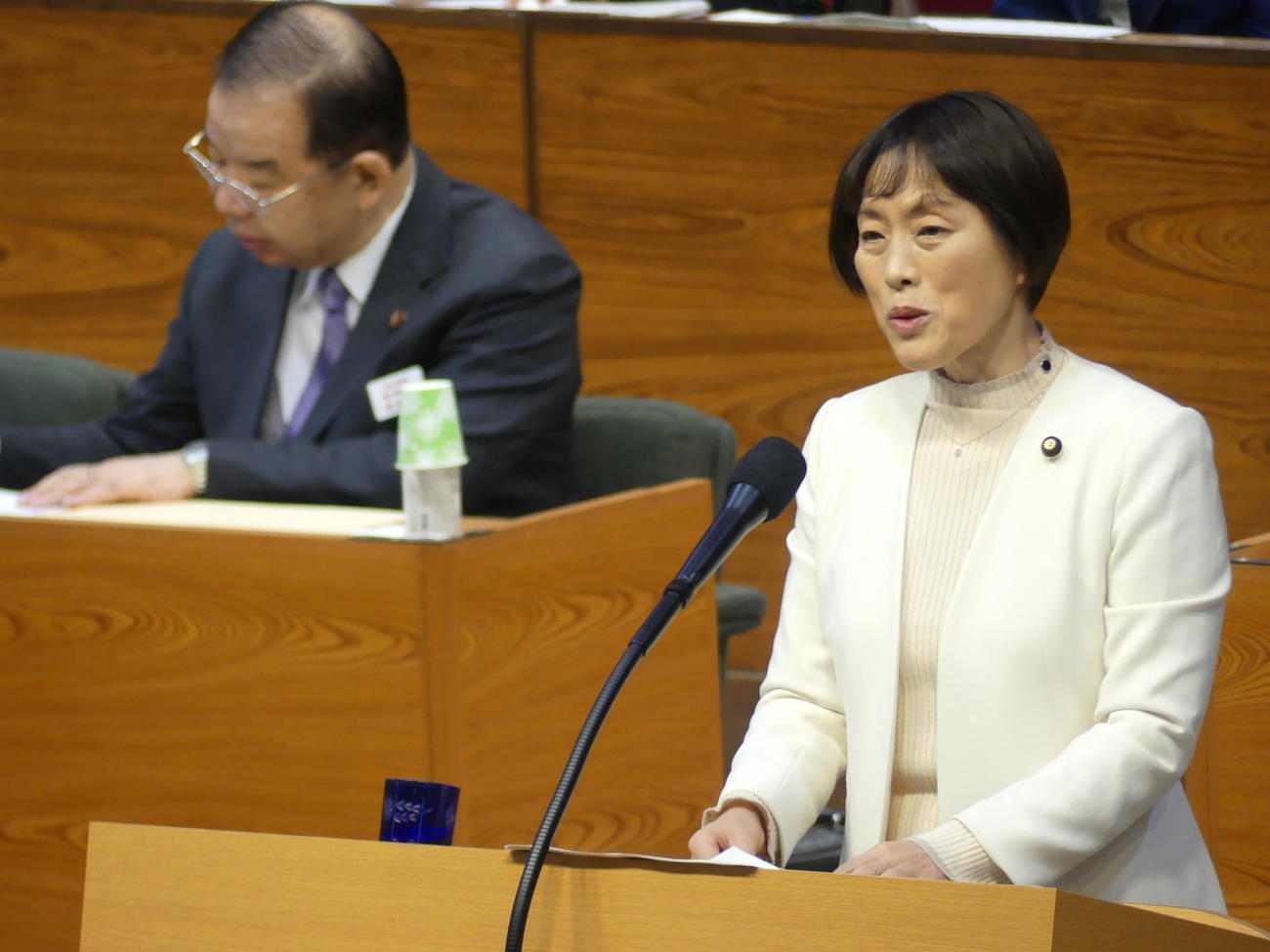 第29回共産党大会で演説する田村智子委員長。左後方は志位和夫前委員長（撮影・中山知子）