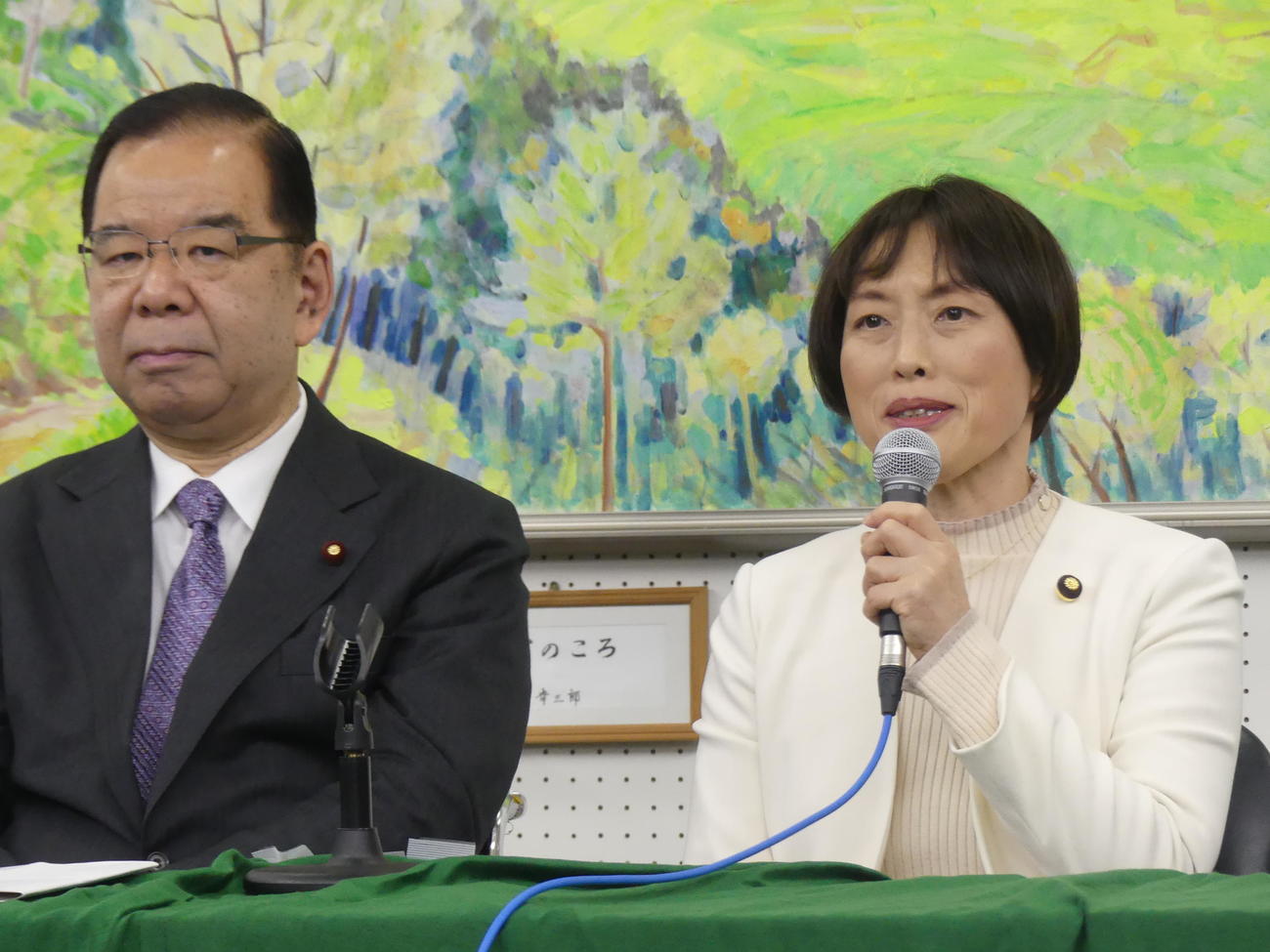党大会後に記者会見する共産党の田村智子委員長。左は志位和夫前委員長（撮影・中山知子）