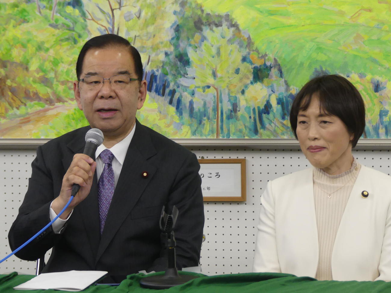 党大会後の会見で、委員長退任の心境を述べる志位和夫前委員長。右は田村智子新委員長（撮影・中山知子）