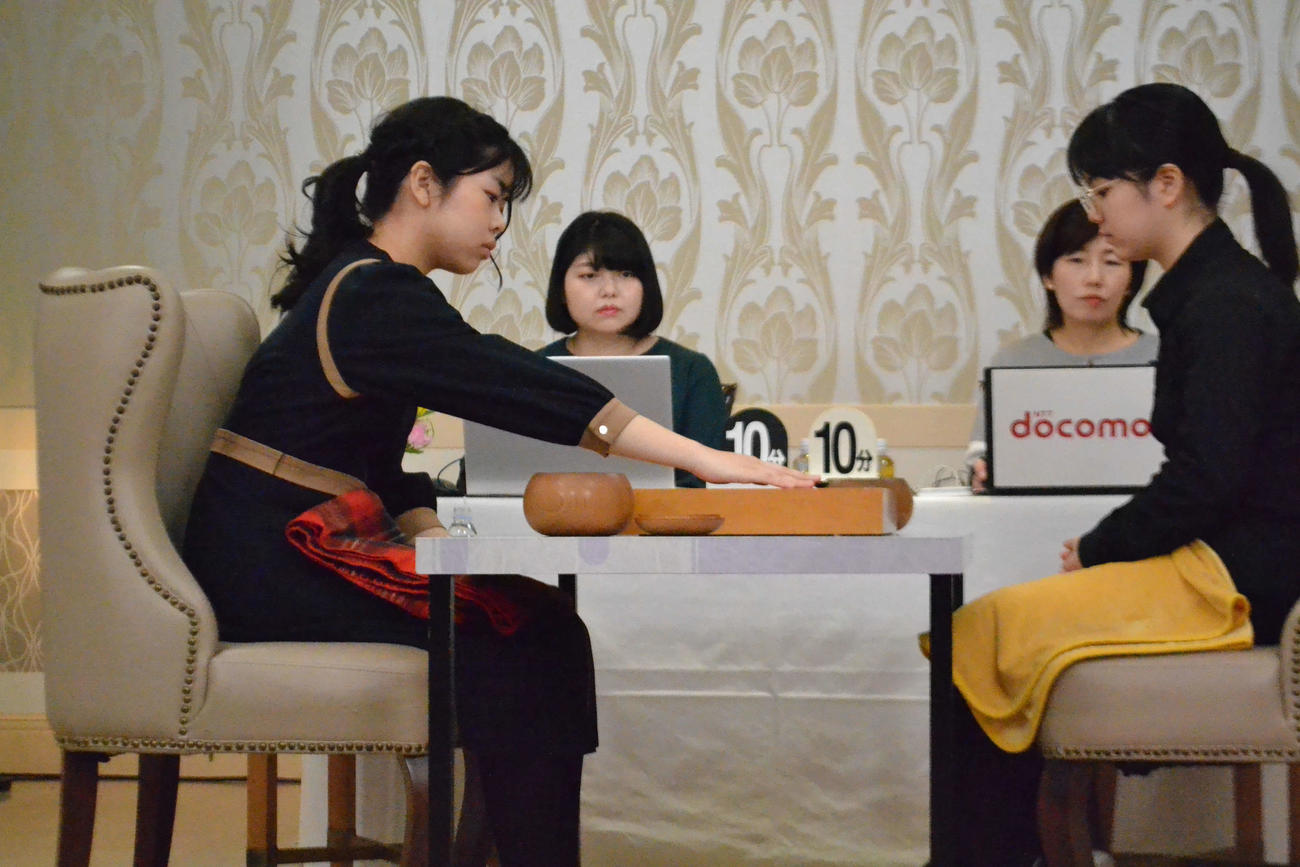 女流棋聖戦第1局は上野梨紗二段（左）の黒（先手）番でスタート（右は白番の仲邑菫女流棋聖）